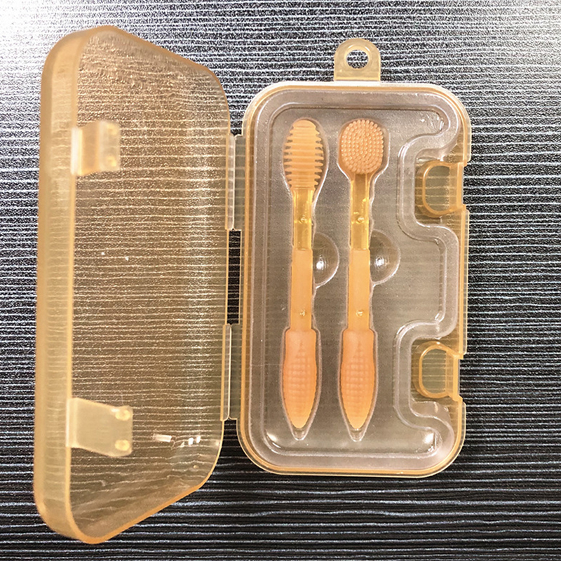 Small month-old baby&#039;s deciduous teeth tongue coating and oral cleaning brus ~~